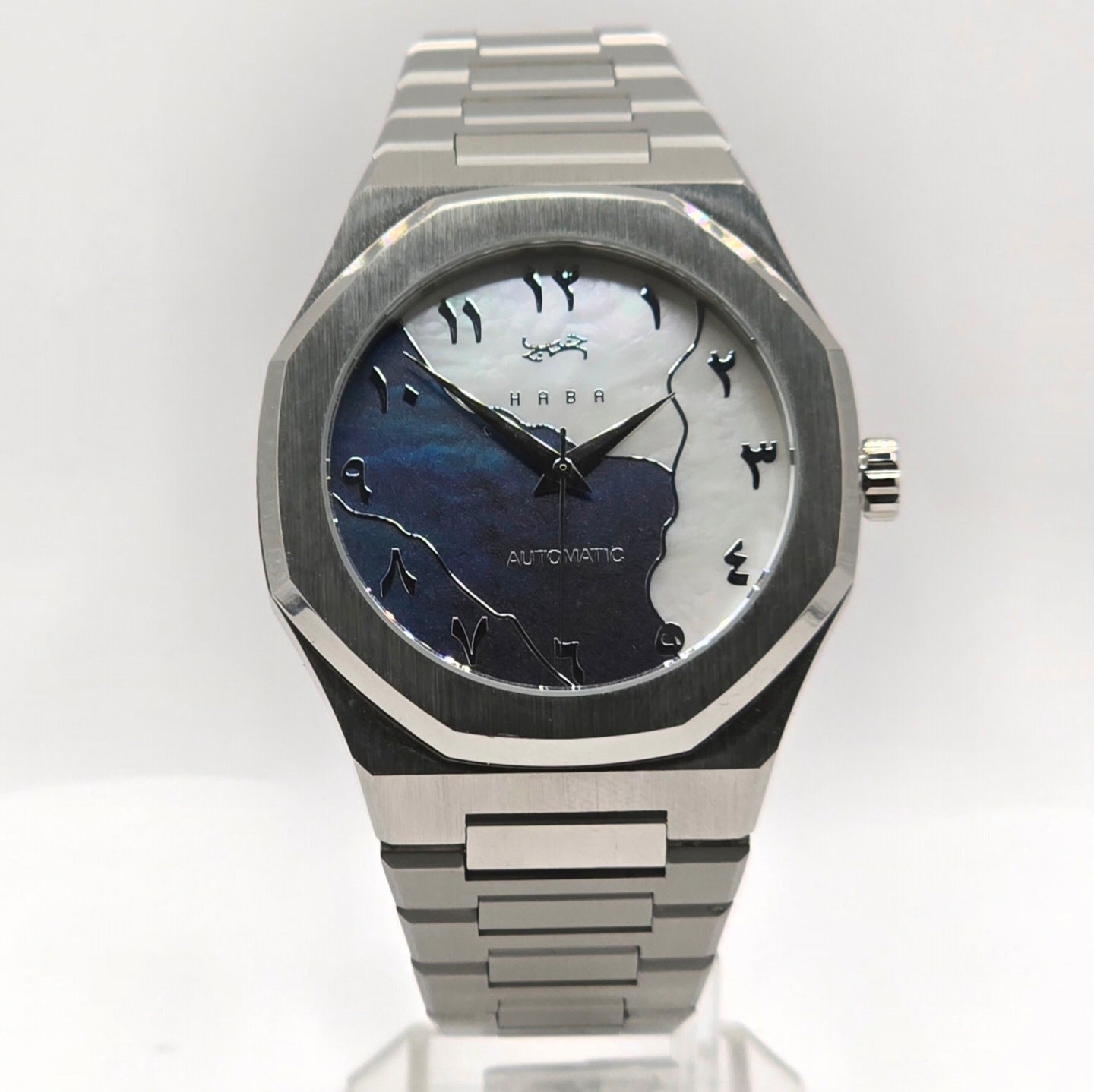 Montre automatique Arabic Dial pour homme avec chiffre arabe et cadran bleu vu de face.