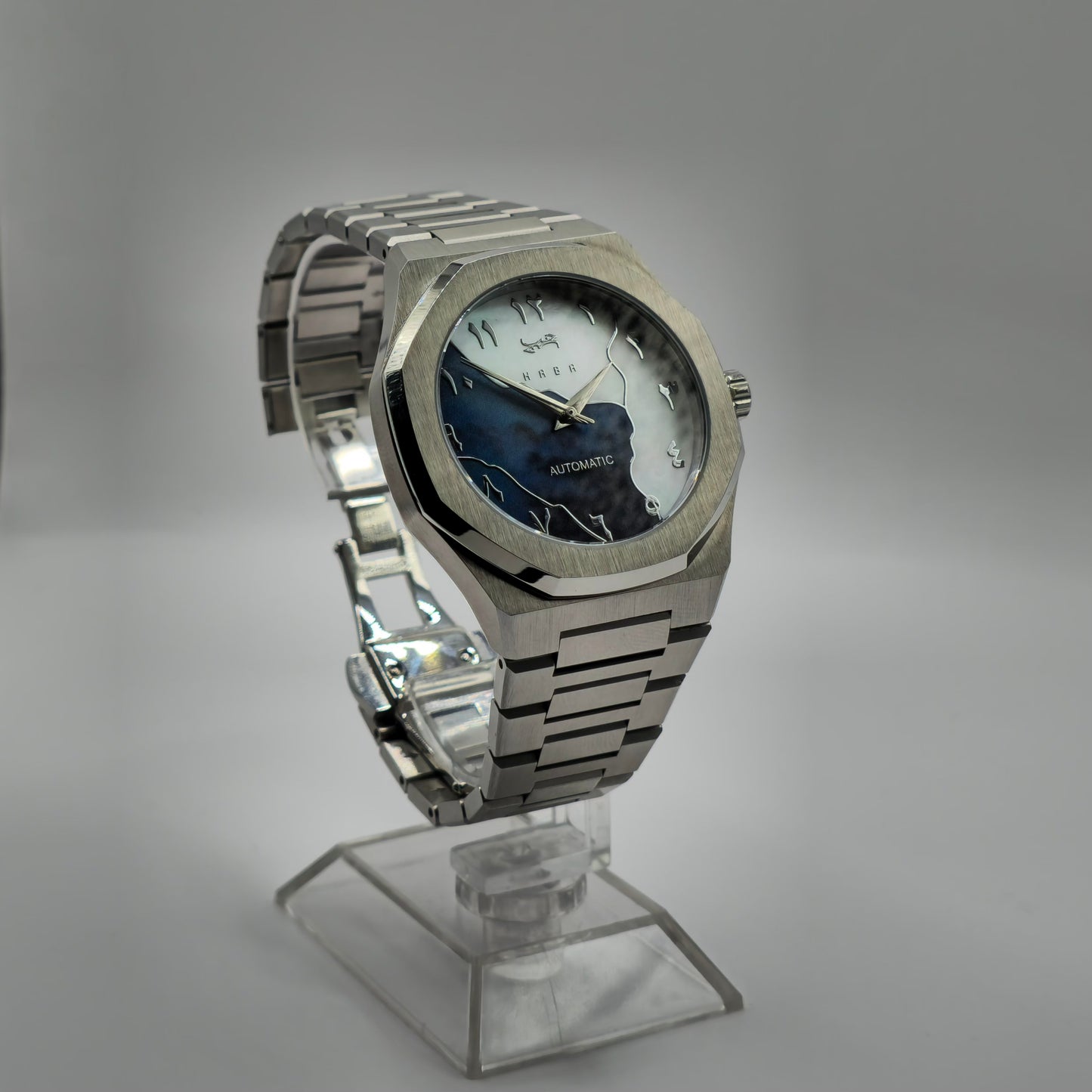 Montre automatique Arabic Dial pour homme avec chiffre arabe et cadran bleu vu de côté et posé sur un support.