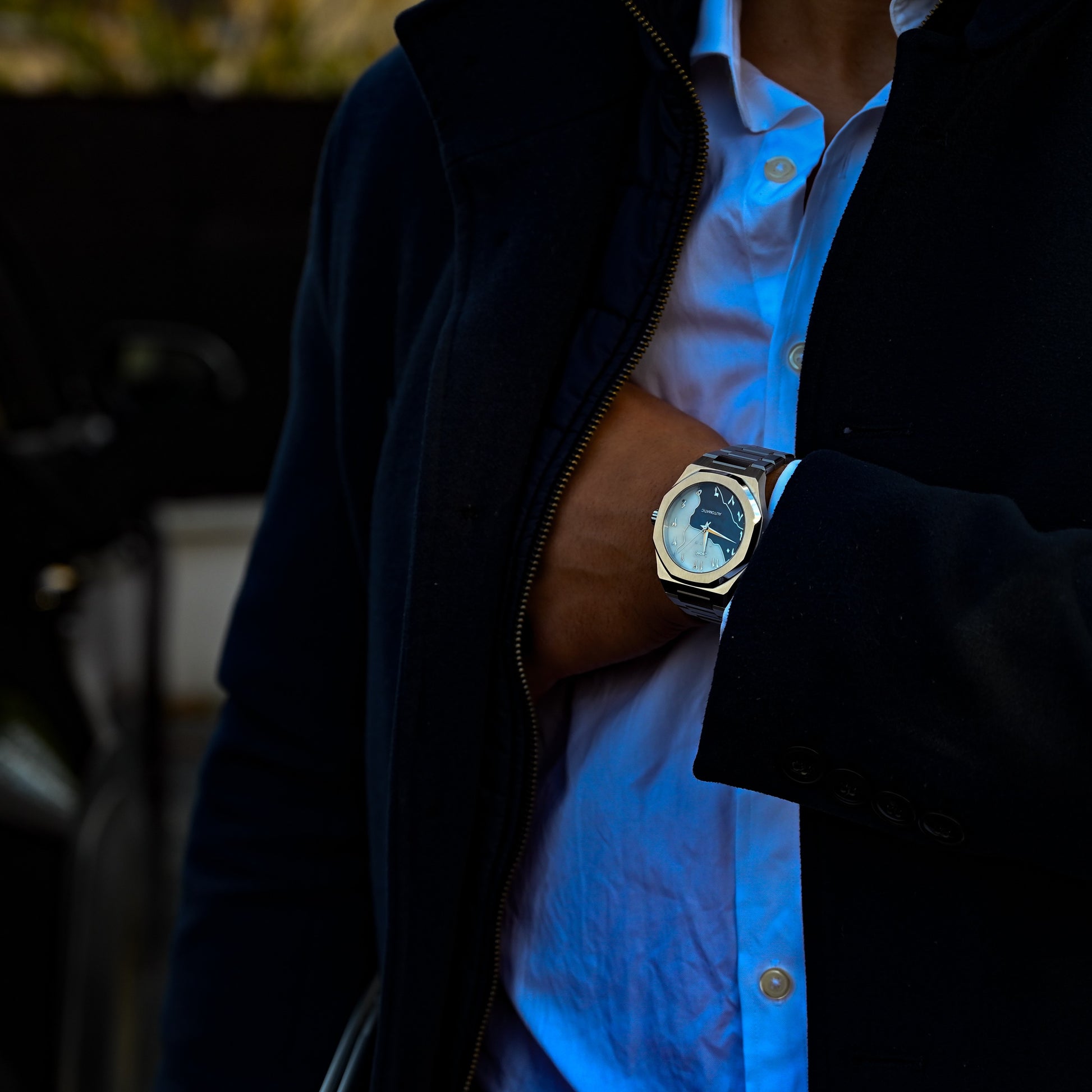Montre automatique Arabic Dial pour homme avec chiffre arabe et cadran bleu porté au poignée.