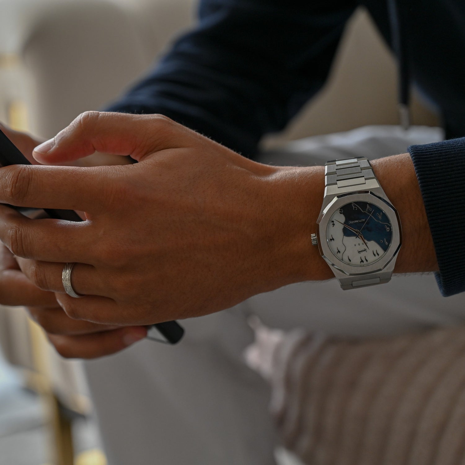 Homme portant à son poignet la montre Arabic dial avec chiffre arabe de chez HABAOFFICIAL.