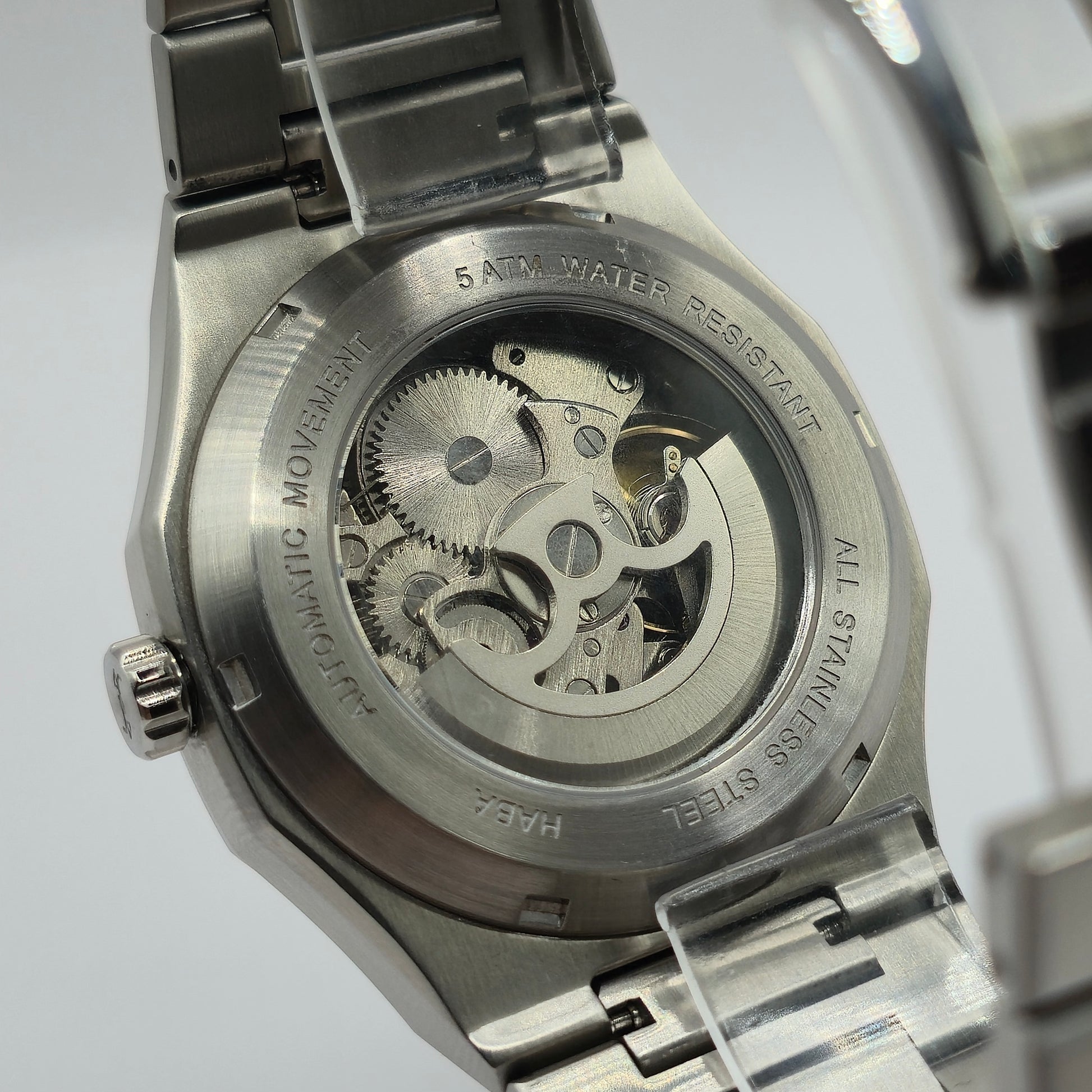 Montre automatique Arabic Dial pour homme avec chiffre arabe et cadran bleu vu de dos en zoomant sur les détails techniques de la montre.