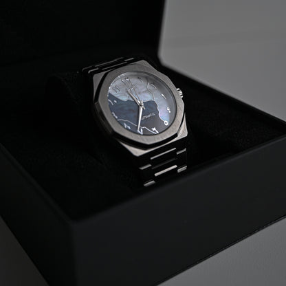 Montre automatique Arabic Dial pour homme avec chiffre arabe et cadran bleu vu de côté et rangé dans sa boite noire et élégante.