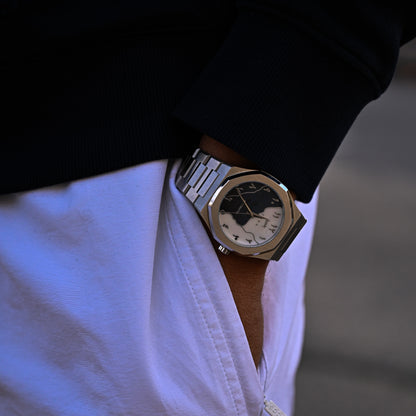 Montre automatique Arabic Dial pour homme avec chiffre arabe et cadran bleu porté au poignée.