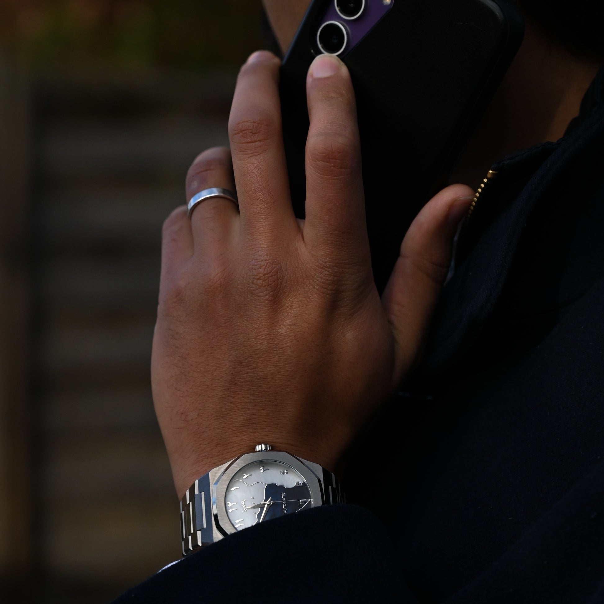 Montre automatique Arabic Dial pour homme avec chiffre arabe et cadran bleu porté au poignée.