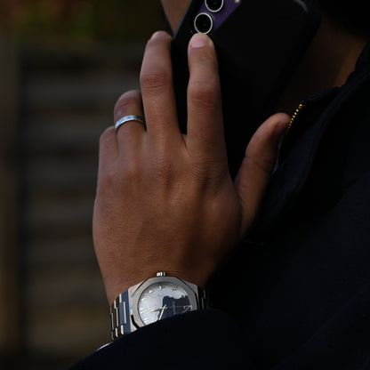 Montre automatique Arabic Dial pour homme avec chiffre arabe et cadran bleu porté au poignée.