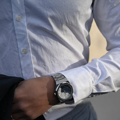 Montre automatique Arabic Dial pour homme avec chiffre arabe et cadran bleu porté au poignée.